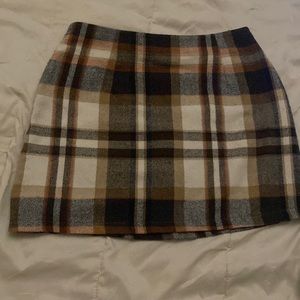 Neutral Colored Plad Short Skirt Large with Zipepr